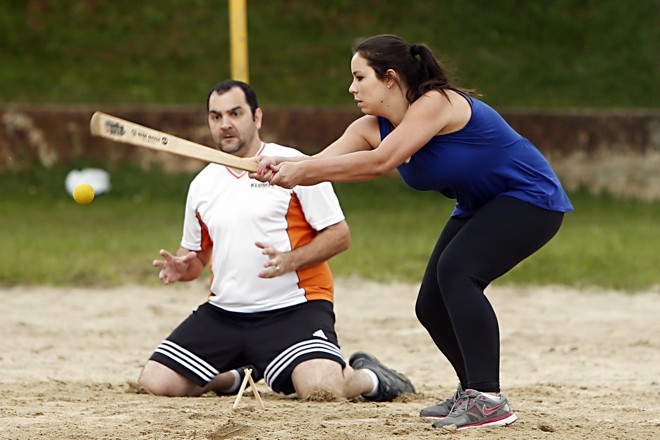 Campeonato Mundial de Bets realizado na Praça Menonitas no Boqueirão - Campeões da categoria dupla mista Robson Kock e Monica Abater de camisa azul. | Rosa/Gazeta do Povo