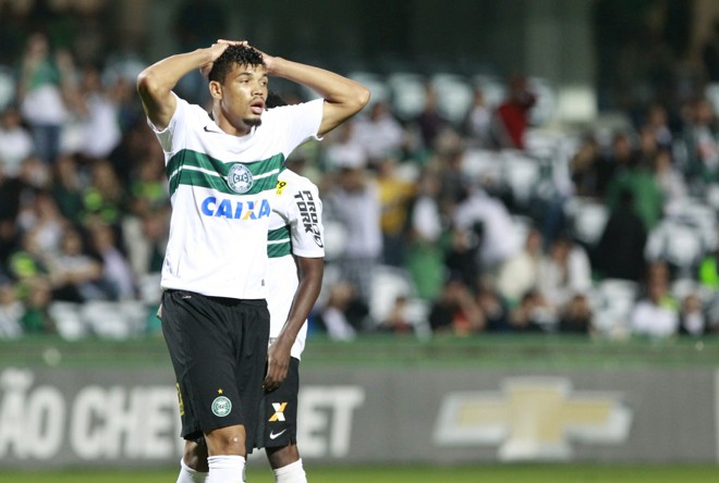 Zagueiro Juninho lamenta oportunidade perdida contra o Figueirense. | Daniel Castellano/Gazeta do Povo