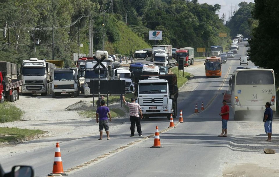 Manifestação na Rodovia dos Minérios, no Paraná, nesta segunda-feira (9): para o governo federal, manifestantes são movidos por “pauta política” | Átila Alberti/Tribuna do Paraná