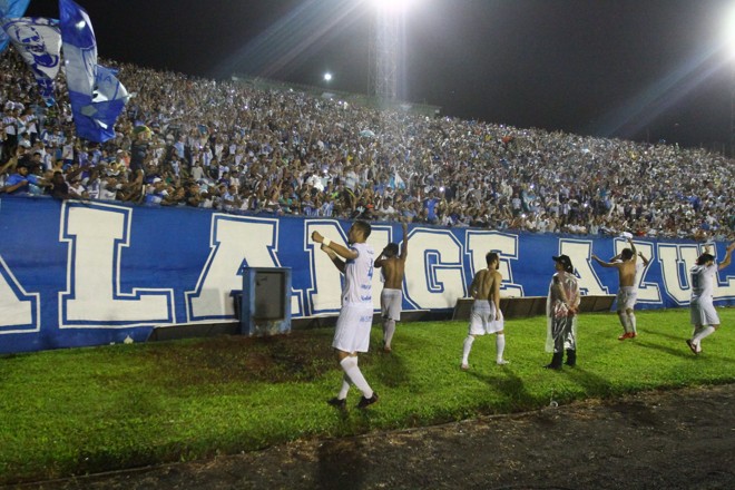 Jogadores do Londrina comemoram a classificação à final da Série C com a torcida no Café. | Gilberto Abelha/Jornal de Londrina