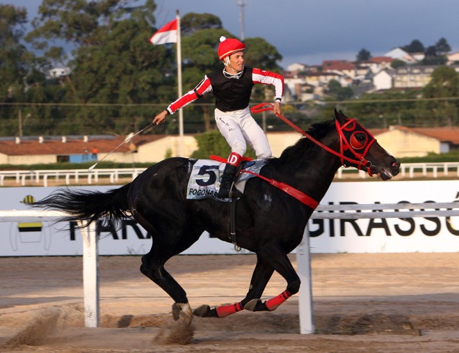 O jóquei Altair Domingos cruza a reta final para vencer o décimo páreo do Grande Prêmio Paraná de 2006; | Albari Rosa/Gazeta do Povo