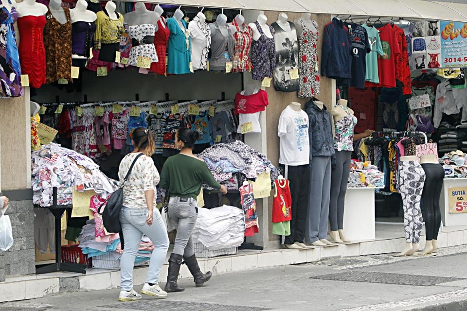 Segundo a Receita Estadual, 9,7 mil empresas do Simples deixaram de recolher a diferença no imposto em operações referentes a cerca de 7 mil produtos, como roupas e produtos odontológicos | Albari Rosa/Gazeta do Povo