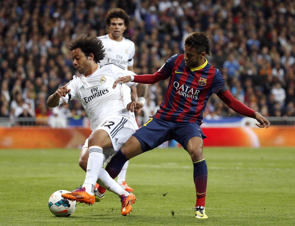 Marcelo e Neymar disputam bola em clássico espanhol. | GN/mel/PAUL HANNA