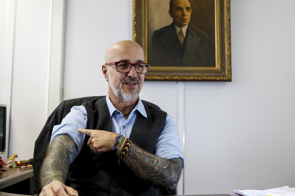 O conselheiro do Tribunal de Contas Fernando Guimarães tem os braços cobertos por desenhos de sereias e seres do mar. | Henry Milleo/Gazeta do Povo