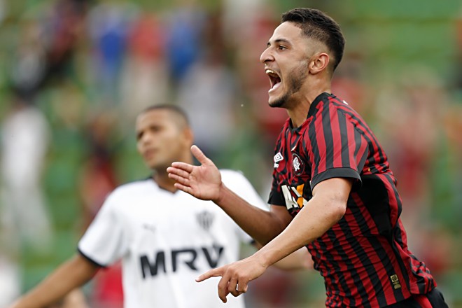 Renan comemorando o terceiro gol atleticano. | Albari Rosa/Gazeta do Povo
