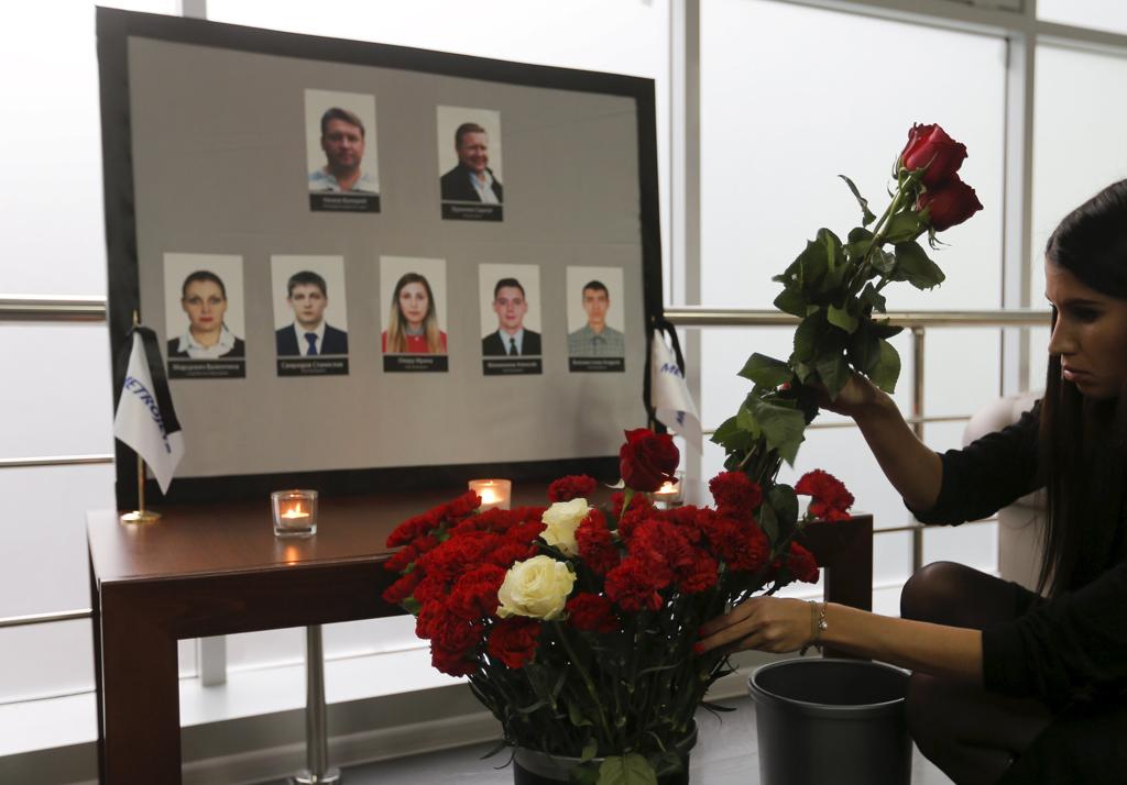 Na Rússia, mulher homenageia pessoas mortas na queda do avião. | Maxim Shemetov/Reuters