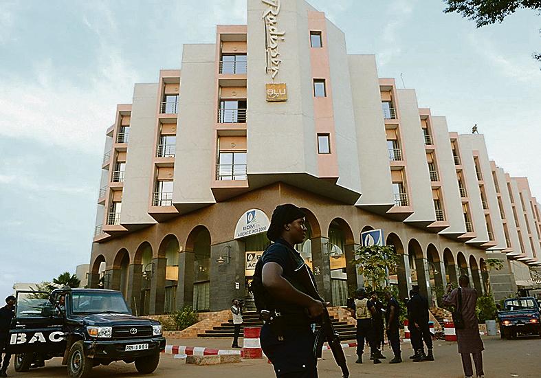 Após sete horas de cerco, soldados entraram no estabelecimento. | Joe Penney/Reuters
