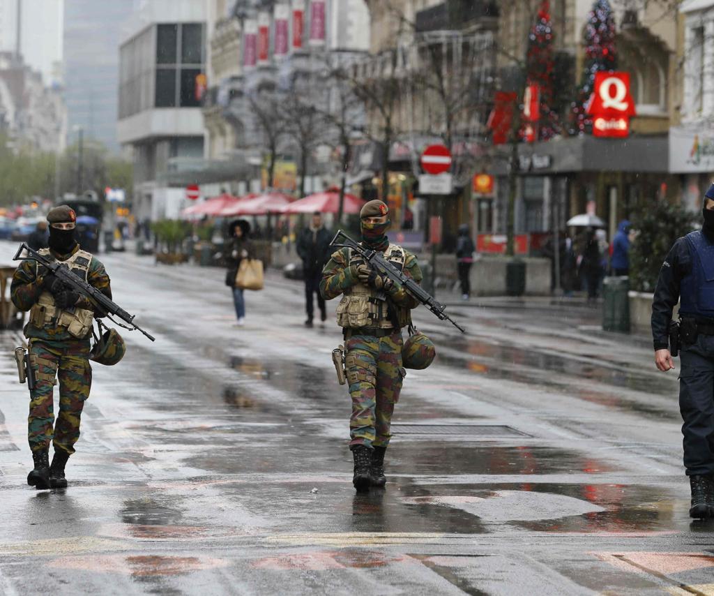 Soldado patrulha ruas belgas. | Youssef Boudlal/Reuters