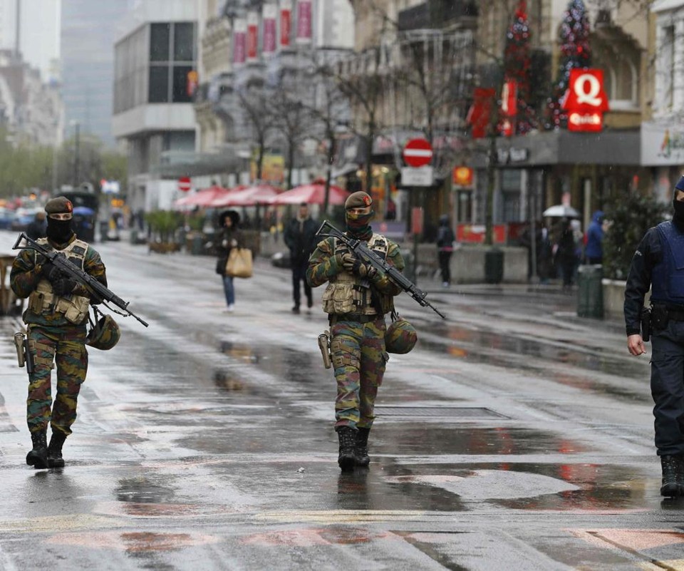 Soldado patrulha ruas belgas. | Youssef Boudlal/Reuters