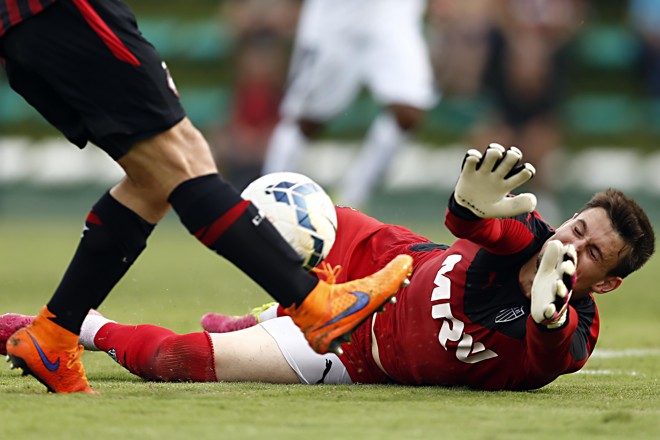 Goleiro mineiro saindo nos pés do atacante atleticano | Albari Rosa/Gazeta do Povo
