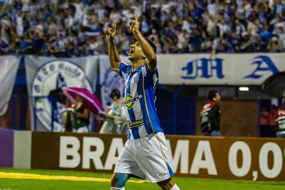 Everton Silva comemora gol do Avaí sobre o Joinville. | Gil Guzzo/Futura Press/Folhapress