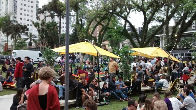 No começo da tarde, o palco da Praça da Espanha recebeu mais público. | Lana Carvalho