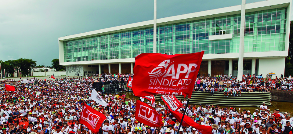 Professores em greve em abril: projeto pode reduzir o poder de mobilização da categoria. | Antônio More/Gazeta do Povo