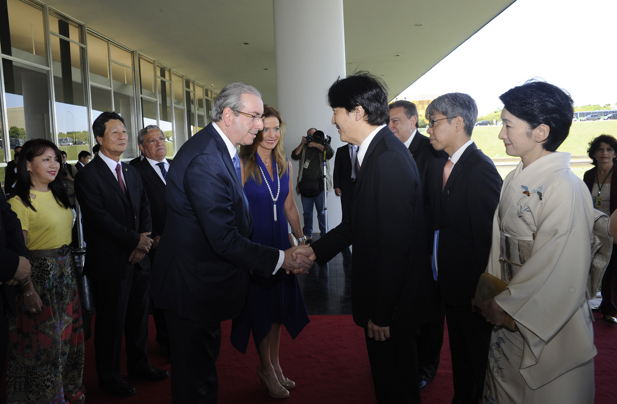 Cláudia Cruz (de azul) com Eduardo Cunha e a comitiva do Japão: poucas palavras. | ILuis Macedo / Câmara dos Deputados