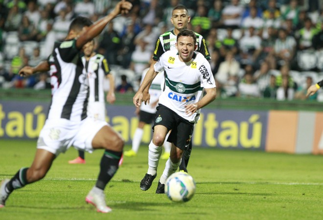 Juan na marcação do Figueirense. | Da niel Castellano/Gazeta do Povo