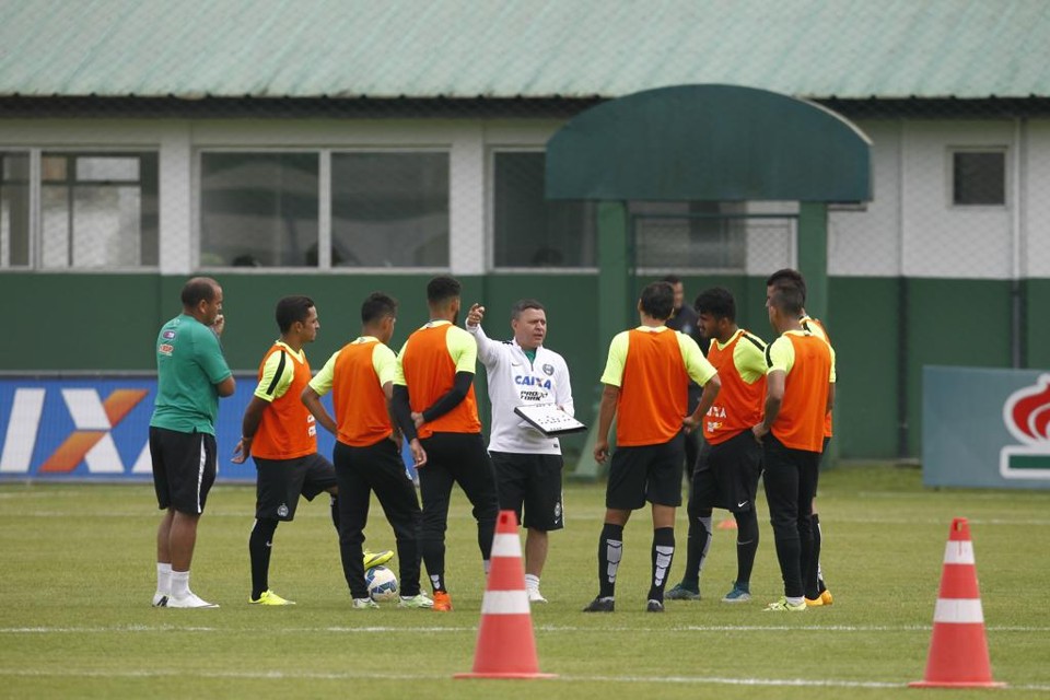 Pachequinho orienta os jogadores durante treino no CT. | Antonio More/Gazeta do Povo