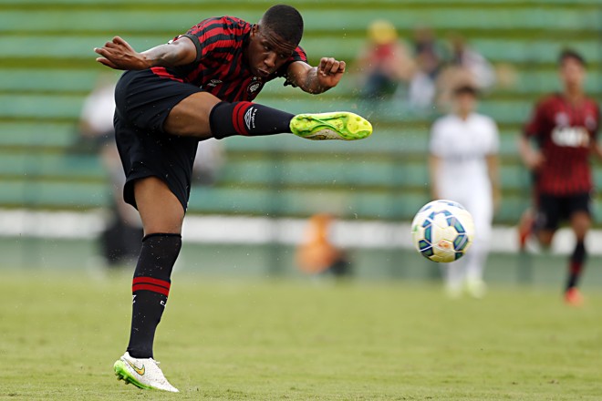 Atacante atleticano arrematando para gol no final da partida. Atlético já vencia por 3 x 1 | Albari Rosa/Gazeta do Povo