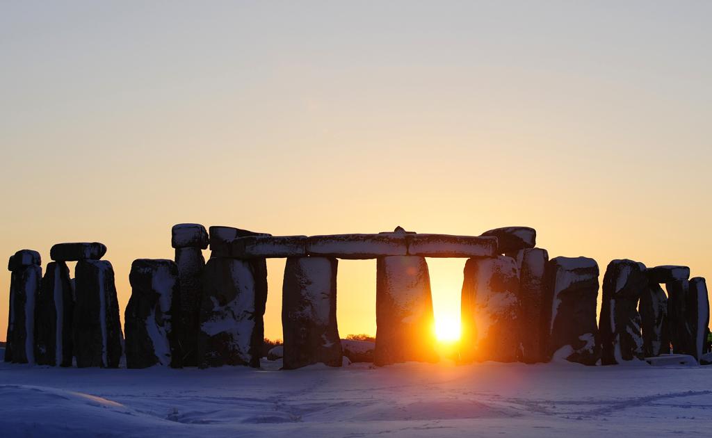 O Stonehenge, na Inglaterra, iluminado pela luz no sol no horizonte | KD/SP/ROB/KIERAN DOHERTY