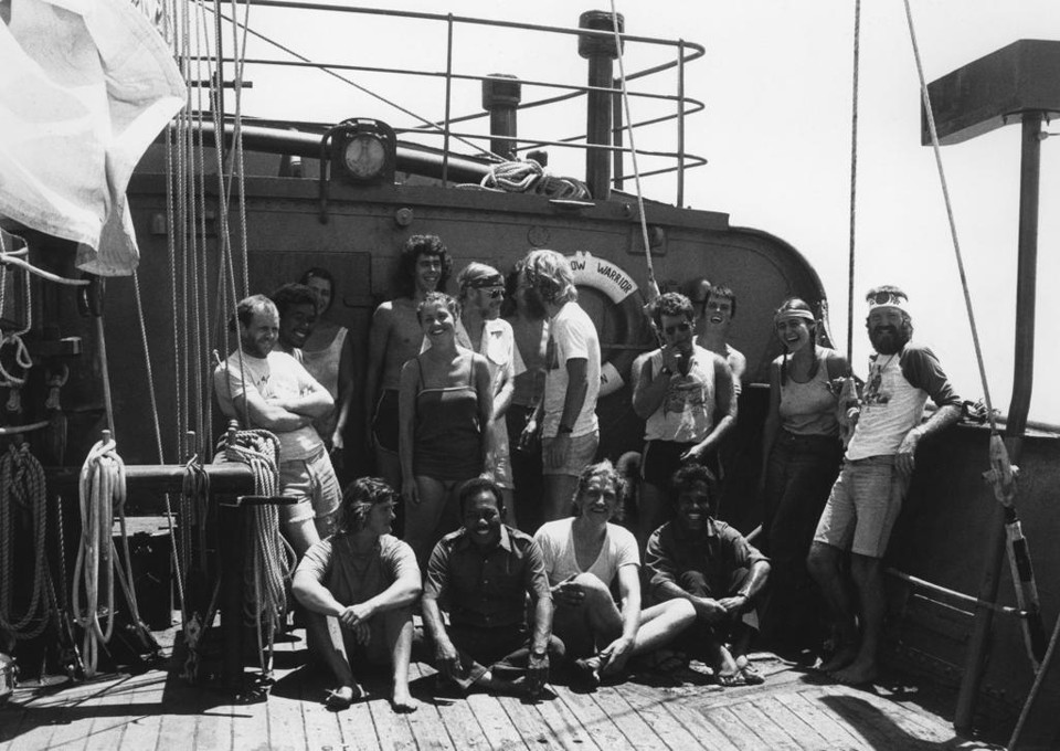 A tripulação da Rainbow Warrior I, que naufragou em 1985. A imagem foi tirada pelo fotógrafo português Fernando Pereira, que morreu no atentado ao barco. | Fernando Pereira/© Greenpeace / Fernando Pereira