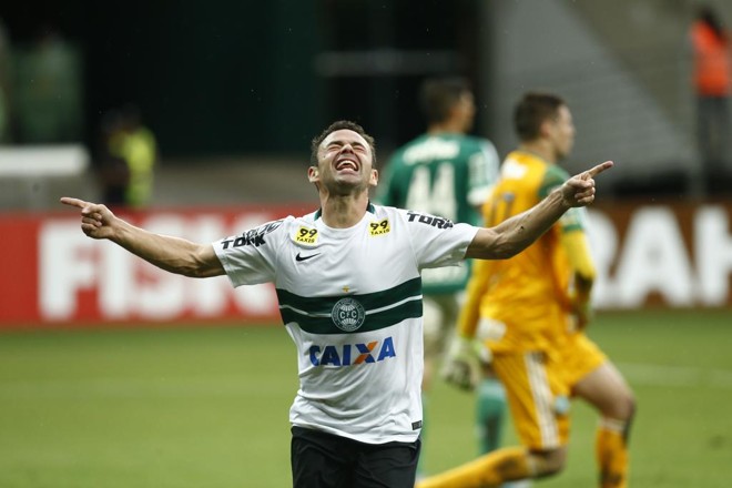 Juan comemora o gol após belo passe de Negueba. | Hugo Harada/Gazeta do Povo