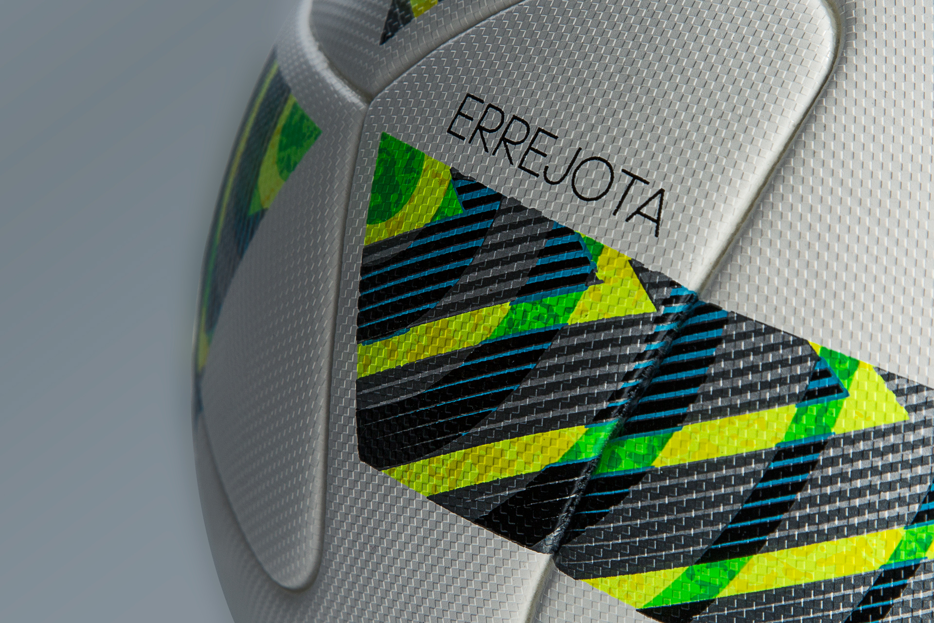 Bola Errejota, que será usada no futebol na Olimpíada do Rio de Janeiro. | Divulgação/Adidas