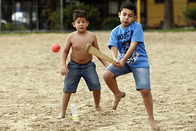 Campeonato Mundial de Bets realizado na Praça Menonitas no Boqueirão - na foto garotos jogando Bets com uma garrafa de agua improvisando a casinha. | Albari Rosa/Gazeta do Povo