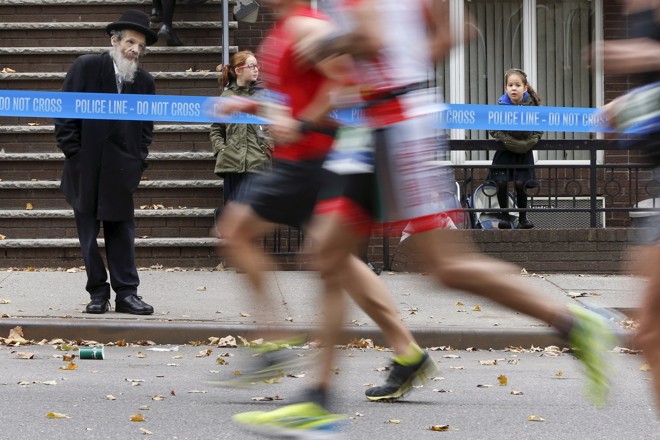 Público assiste a passagem da Maratona de Nova York no Brooklyn. | SHANNON STAPLETON/REUTERS