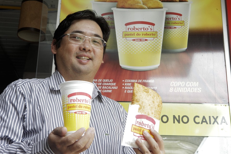 Jerry, do Roberto’s Pastel: expansão sem perder o sabor de feira. | IVAN AMORIN / AGENCIA DE NOTICIAS GAZETA DO POVO/