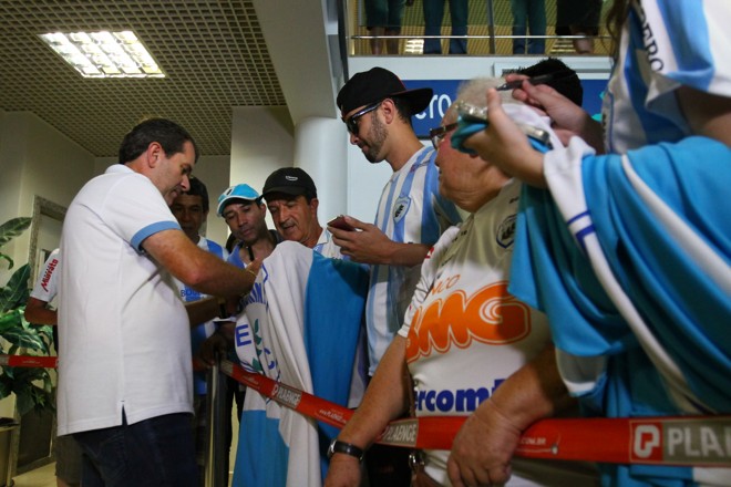 Técnico Claudio Tencati dá autógrafo para a torcida na chegada a Londrina. | Roberto Custodio/Jornal de Londrina