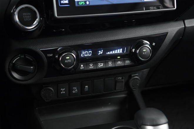 Desde a versão de entrada, a nova Hilux conta com ar-condicionado. | Malagrine/Toyota