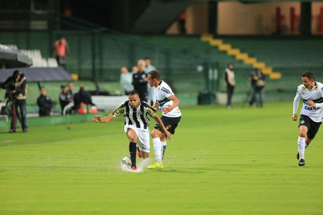 Lateral Carlinhos na marcação do Santos. | Ivonaldo Alexandre/Gazeta do Povo