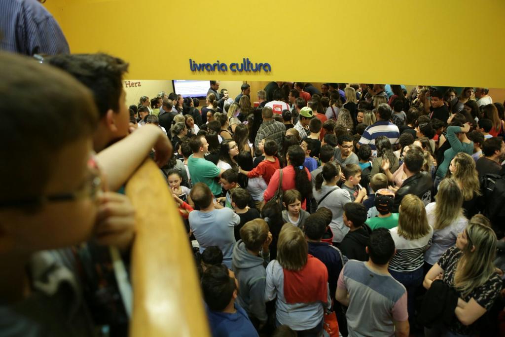 Jovens em frente à livraria onde Rezende Evil vai fazer uma sessão de autgógrafos na tarde deste sábado (7) | Daniel Castellano/Gazeta do Povo