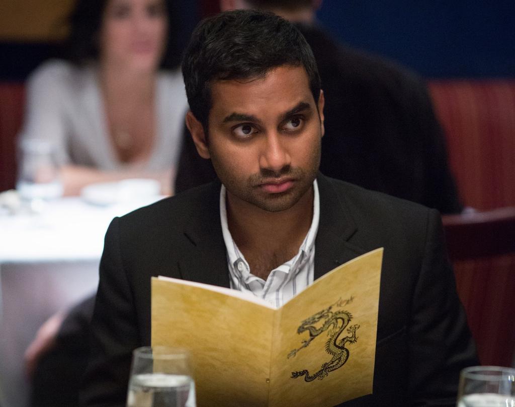 Aziz Ansari faz stand-up, escreveu um livro sobre relacionamentos no mundo atual e agora estrela a própria série. | /Divulgação