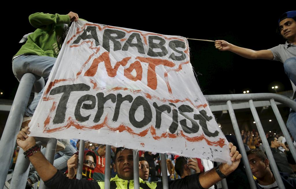 Faixa com a inscriação “Árabes não são terroristas” no jogo do Egito com o Chade. | AMR ABDALLAH DALSH/REUTERS