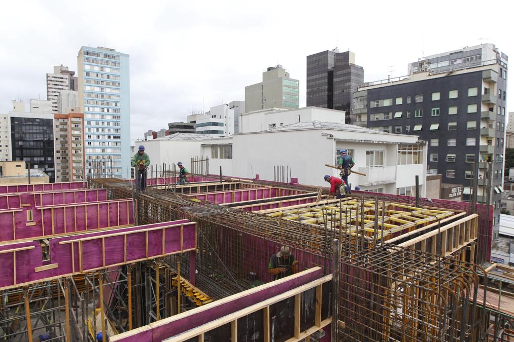 Edifício em obras em Curitiba: crédito será menor, mas demanda ainda estará fraca em 2016. | Daniel Castellano /
AGP