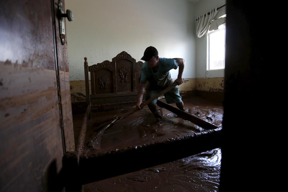 Lama se espalhou pela cidade de Mariana e destruiu casas, além de deixar pelo menos um morto | Ricardo Moraes/Reuters