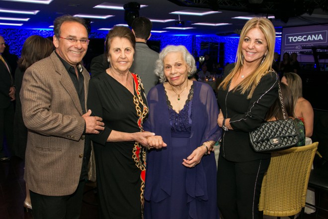 As cunhadas Flora e Neuza Madalosso prestigiaram o jantar em comemoração aos 40 anos do restaurante-show Toscana, no último dia 28, que teve como anfitriões o empresário César Zambon e sua mãe, dona Fabíola Zambon (de roxo), fundadora da famosa casa noturna de Santa Felicidade | 