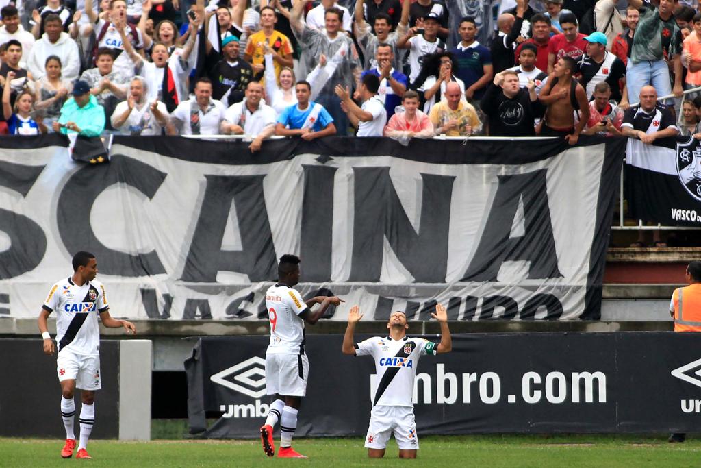 Jogadores do Vasco comemoram gol de Nene durante a partida contra o Joinville | /Folhapress
