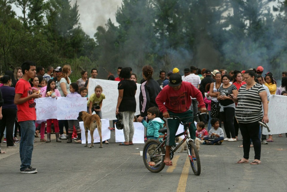 Moradores interditaram completamente a via | Aniele Nascimento/Gazeta do Povo