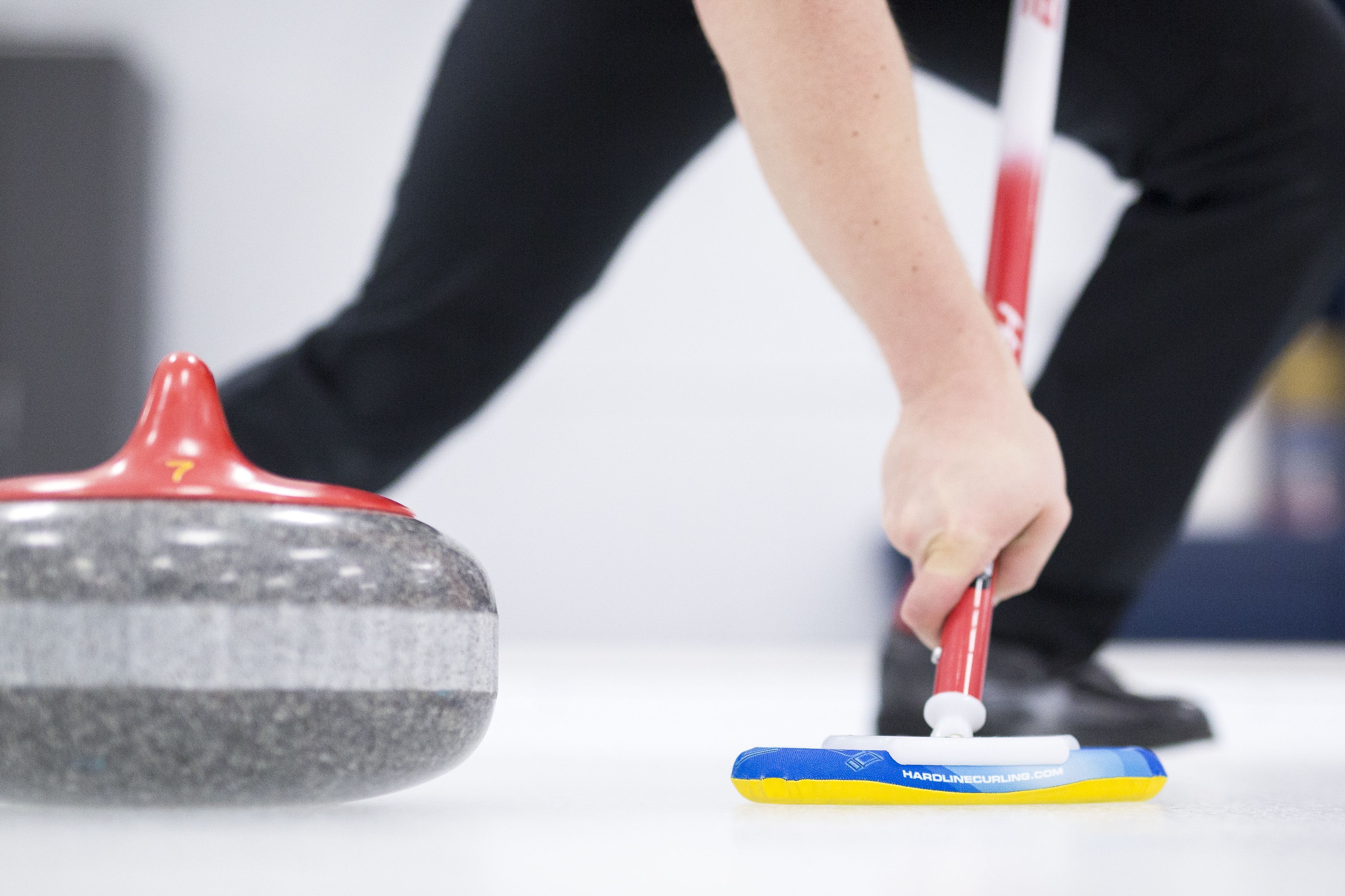 Para boa parte dos atletas de curling, pano na almofada da vassoura facilita o movimento da pedra e foge da origem do esporte. | CHRIS BOLIN/NYT