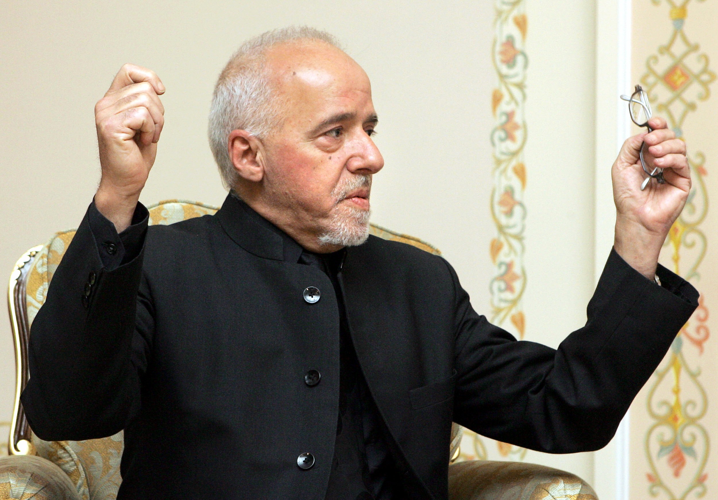 Post de Paulo Coelho dizendo que ficaria nu foi retirado do ar logo após ser publicado. | TP/DY/POOL