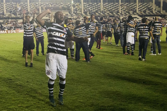 Vágner Love comemora o título do Corinthians em São Januário. | Celso Pupo/Fotoarena/Folhapress