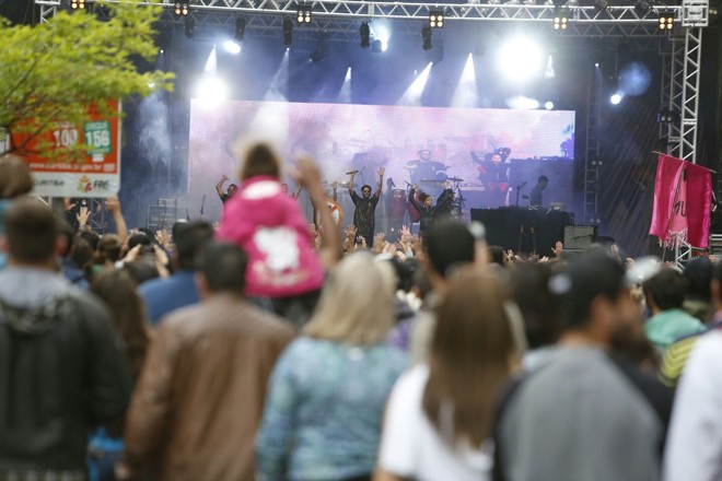 Friozinho típico de Curitiba não desanimou o público, estimado entre 10 e 15 mil pessoas. | 