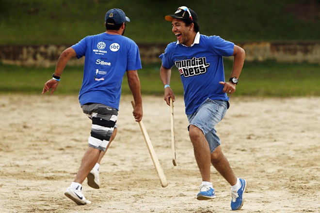 Campeonato Mundial de Bets realizado na Praça Menonitas no Boqueirão - Jogo de confraterzinação dos organizadores do evento. | Albari Rosa/Gazeta do Povo