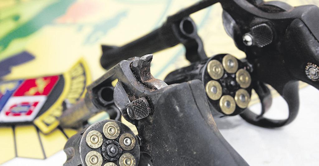 Apesar de afrouxar as regras, porte ilegal segue dando prisão no país. | /