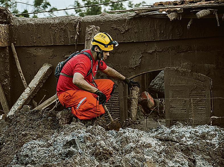 Agentes da defesa civil buscam desaparecidos nos escombros. | Antonio Cruz/Agência Brasil