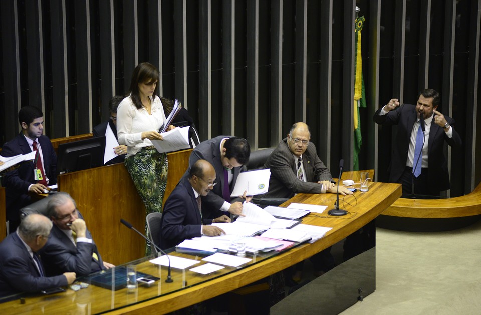 Ignorado por Cunha, líder do PSDB, Carlos Sampaio (à tribuna), pede o afastamento do peemedebista. | Gustavo Lima/Câmara dos Deputados