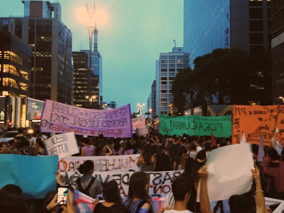 Em São Paulo, a avenida Paulista, no centro da cidade, foi completamente bloqueada no sentido da Consolação. | /