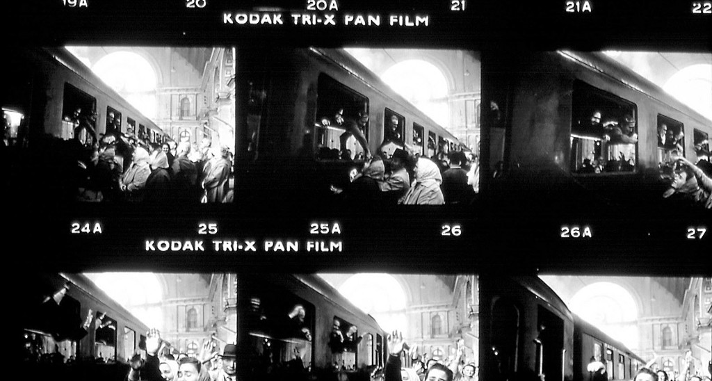 Trabalho de Elliott Erwitt em uma estação de trem: “é preciso insistir e sempre tirar mais uma foto”.