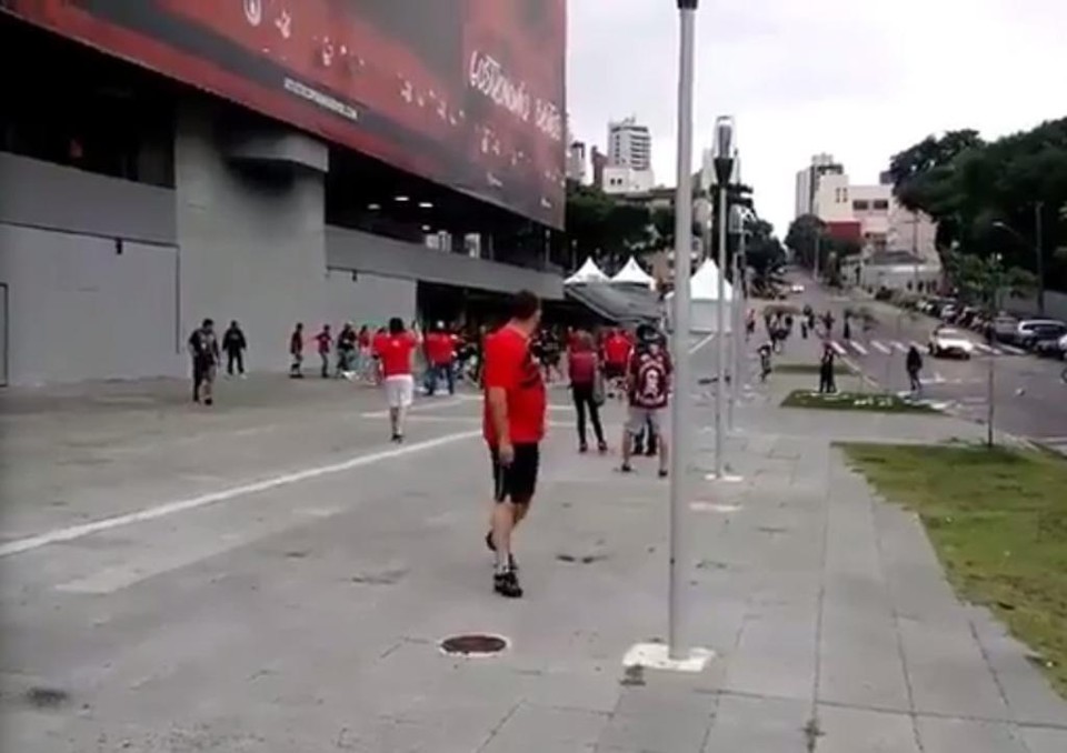 Integrantes das chapas CAPGigante e Atlético de Novo brigam em frente da Arena. Veja vídeo | Reprodução/Twitter